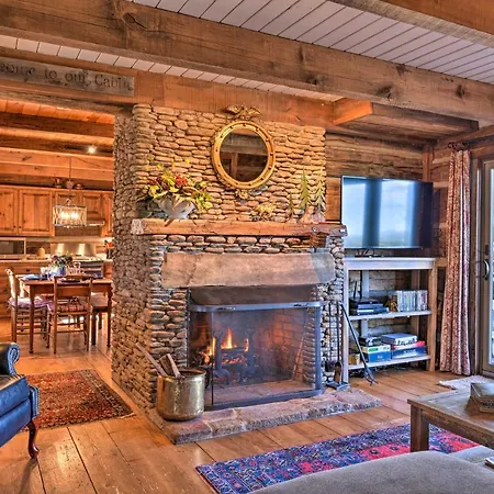 Cabin Near Boone With Hot Tub And Mountain Views